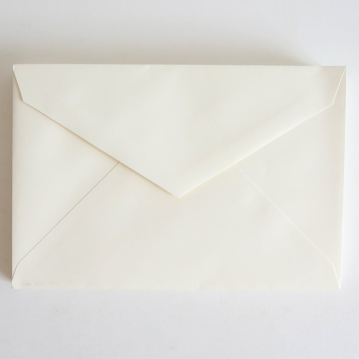 A pack of 25 natural envelopes, size 8.125" x 5.5", is displayed on a white surface.