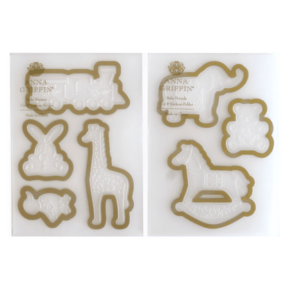 a cookie cutter and cutter set with a giraffe.